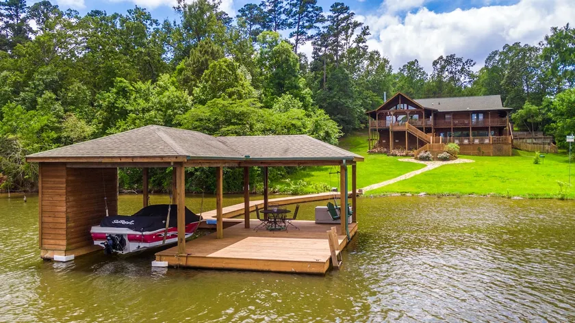 Serene Lakeside Getaway - Image 1