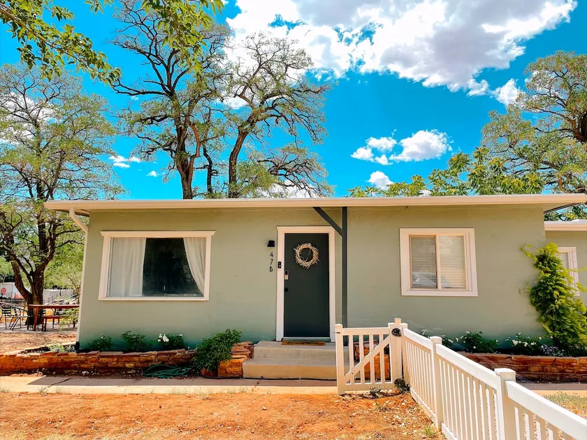 Newly updated bungalow - near Zion and Bryce! - Image 1