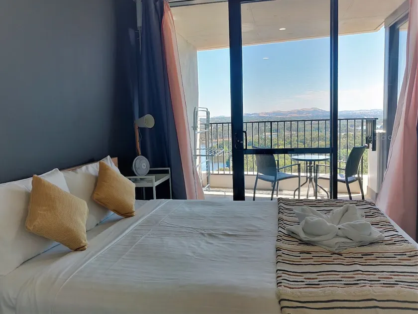 Luxurious Apt with Serene Lake Views - Image 1