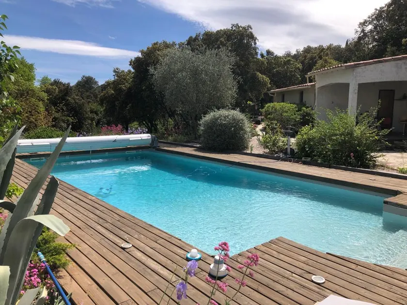 House with garden and pool close to the center - Image 1