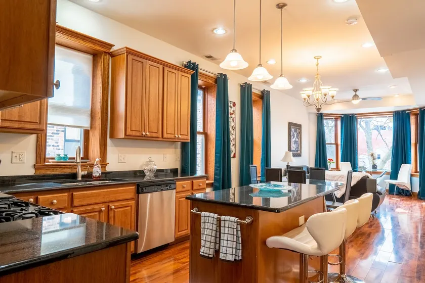 Full 2-Floor Apt in Chgo, 9 Bed + Private Parking - Image 1