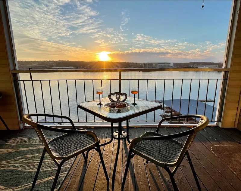 Stylish Lakefront, King Bed Suite, Sunset View, Pool, Boat Slip, PrivateTopFloor - Image 1