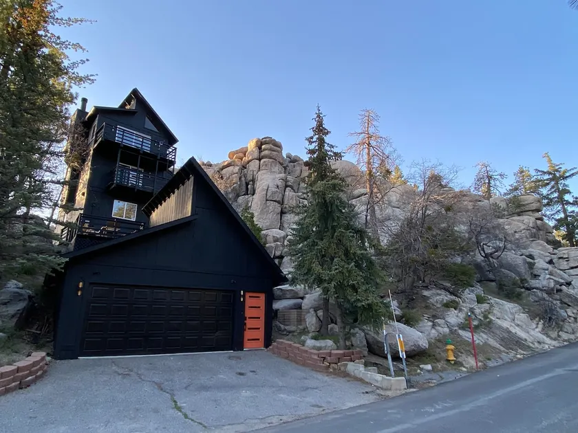 Peaceful Cabin 3 Decks, amazing view, EV Charger! - Image 1