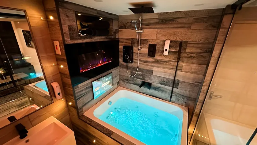 Suite 20 Hot Tub Designer Apartment - Image 1