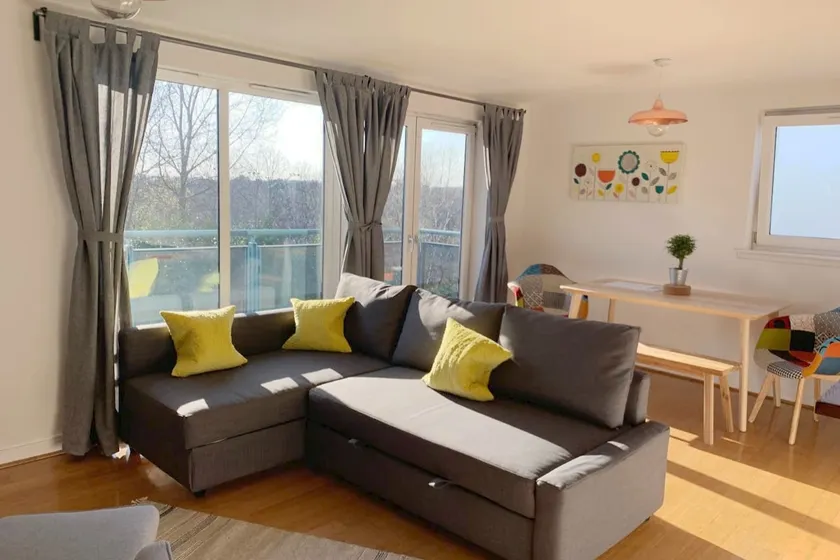 Bright and Modern West End Apartment with free parking - Image 1