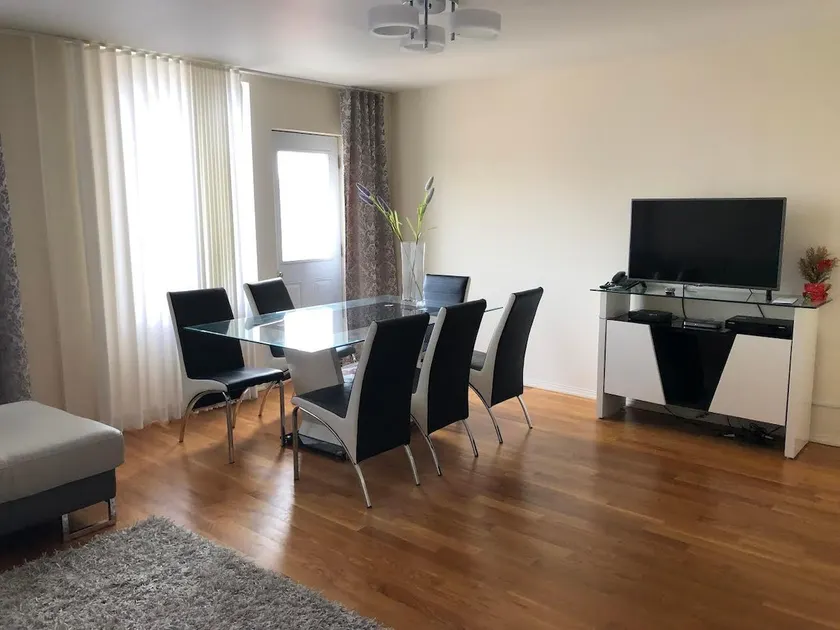 New York, monthly 2-bedroom luxe apt near Brighton - Image 1