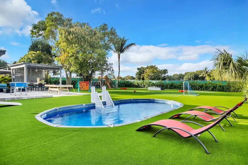 Entertainment Oasis: Your Dream Vacation Awaits! - Image 1