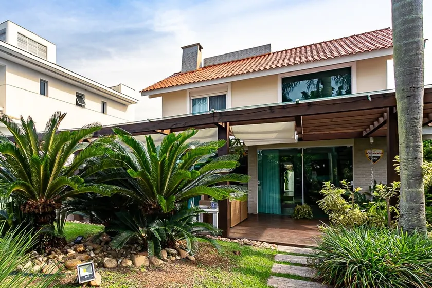 Luxury 300 meters from the beach in Jurerê Internacional - Image 1