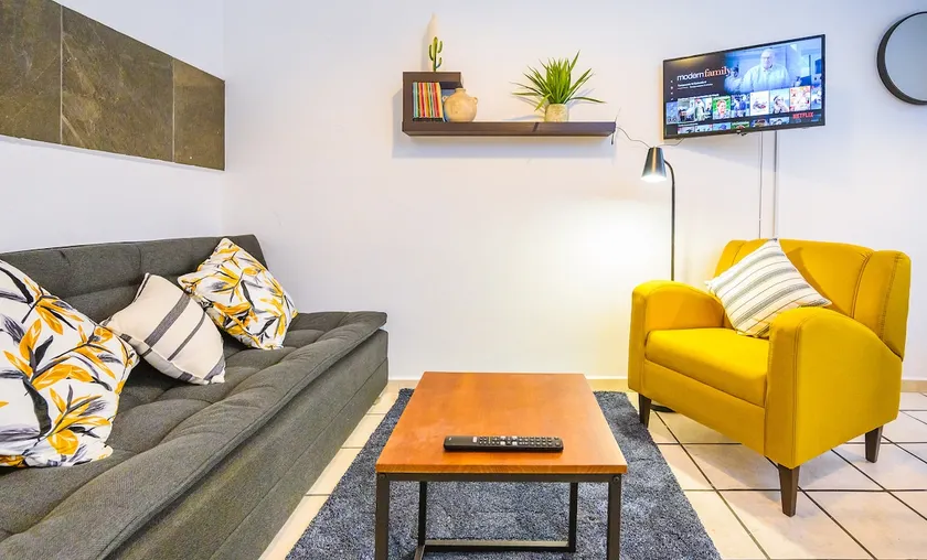 Apartment with 3 bedrooms and an excellent location - Image 1