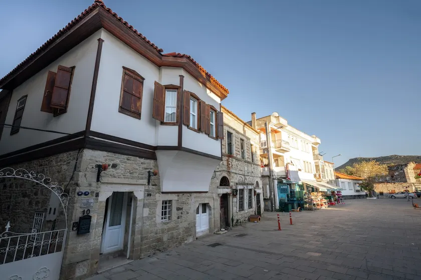 In the center of old Foça, Historic Stone House with Bay Window - Image 1