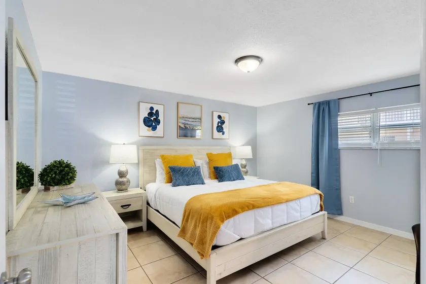 Close to the beach~Pool, gym, BBQ, *no pet fee* - Image 1