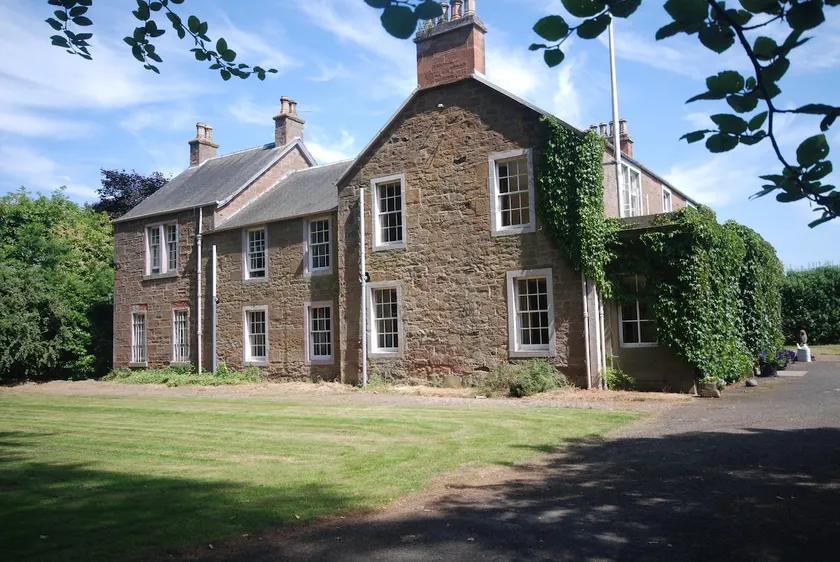 Large country house perfect for family or friends. - Image 1