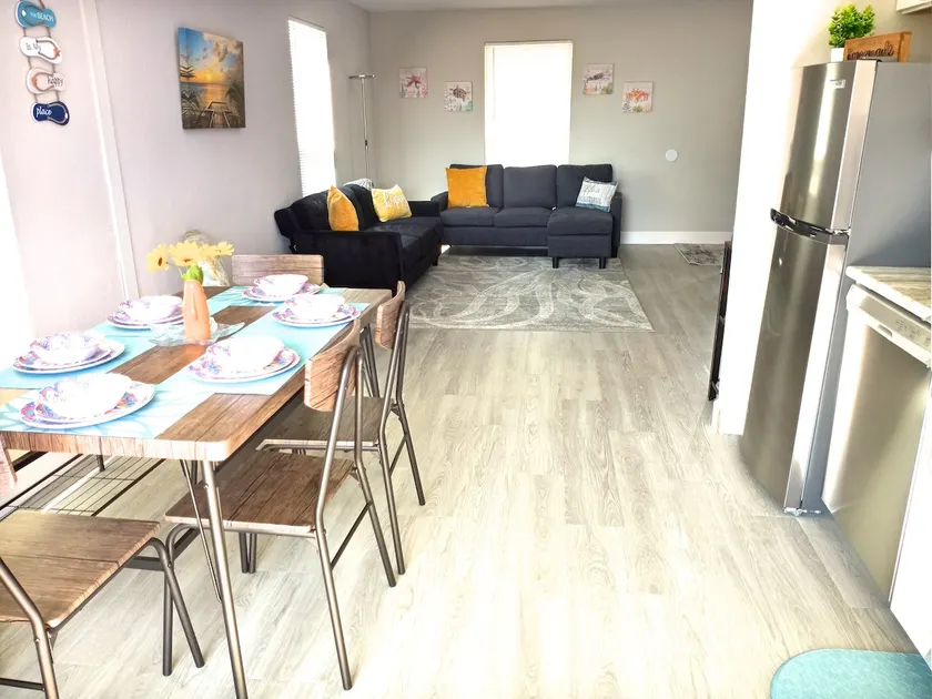 SEASCAPE COZY BEACH HOME only half mile TO OCEAN and BEACH SLEEPS 6 - Image 1