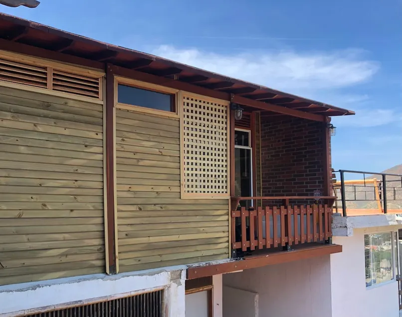 Beautiful wooden bungalow, balcony and ocean views. - Image 1