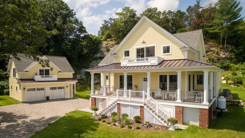 Cliffside Guesthouse in Mystic Historic District - Image 1