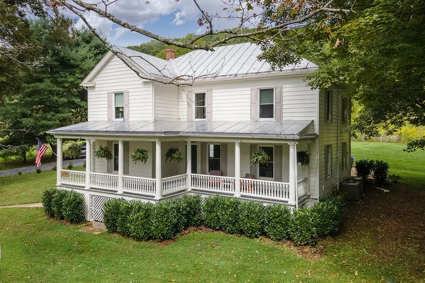 Fully Renovated Modern Farmhouse near Lexington - Image 1