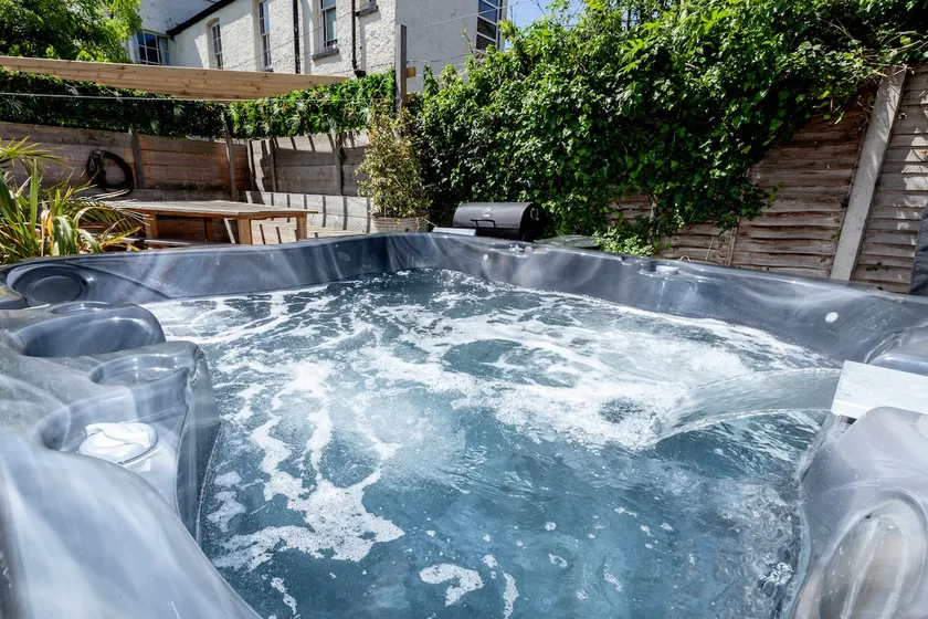4 The Old Schoolhouse: Parking, hot tub, garden, air con - Image 1
