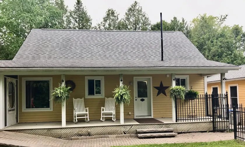 Pretty Yellow Cottage with screened in Porch - Image 1