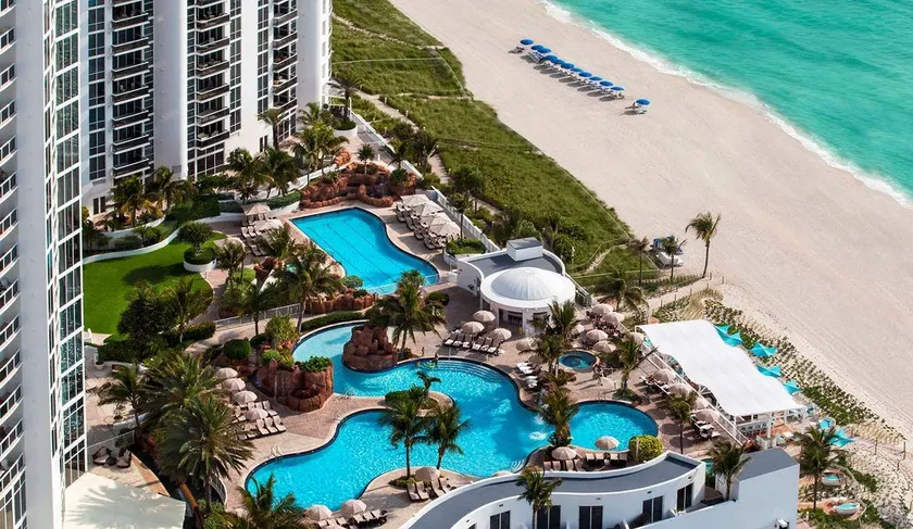 Oceanfront balcony studio Miami high floor - Image 1