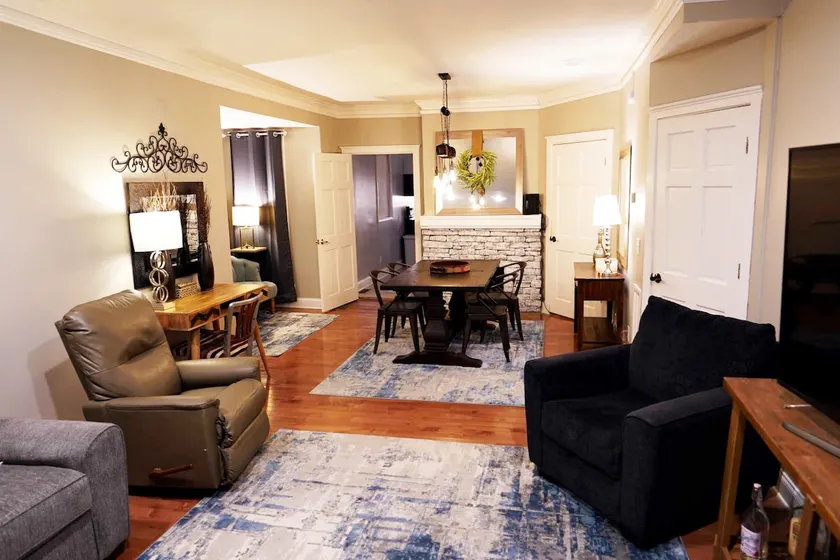 Big 4BR 2BA Newly Renovated Beauty 10min to Dwntwn - Image 1