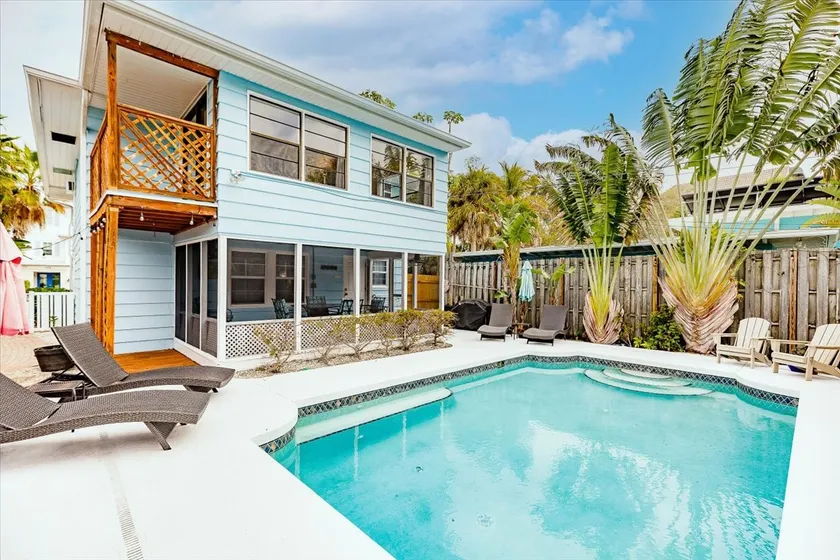 The Mermaid: Heated Pool, 4 Houses to Beach - Image 1