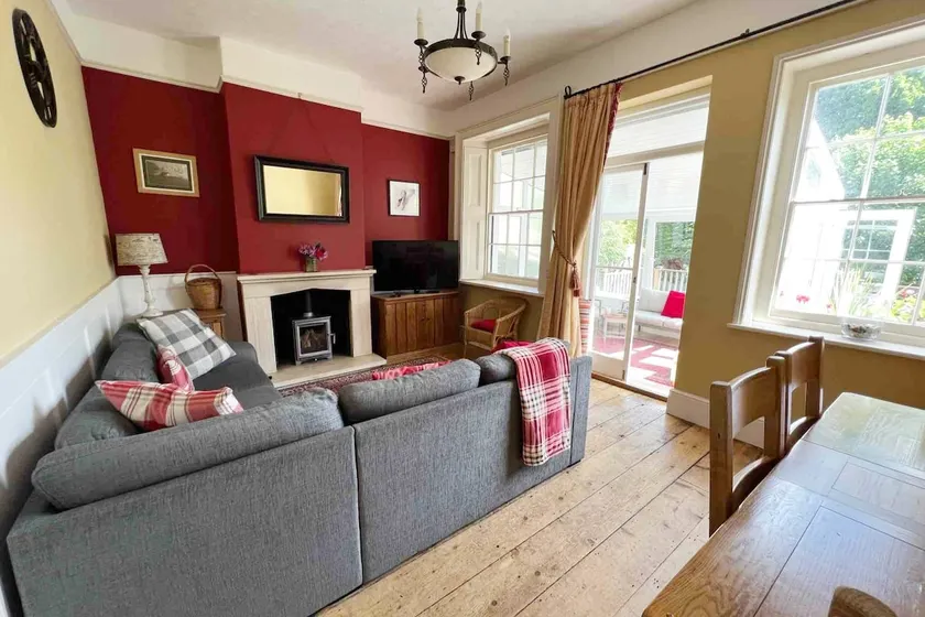 Cosy traditional cottage with parking and garden - Image 1