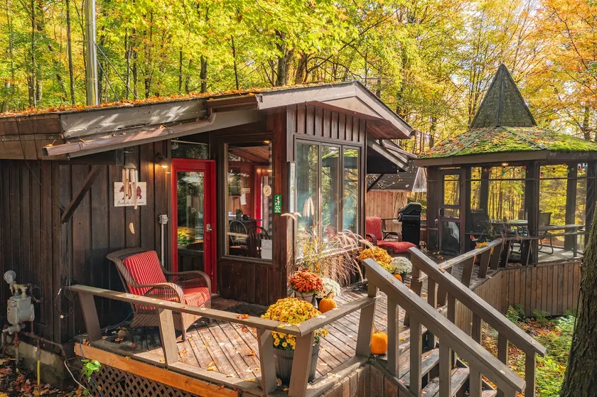 Cabin in Muskoka for Two with a Private Hot Tub and Close to the Lake - Image 1