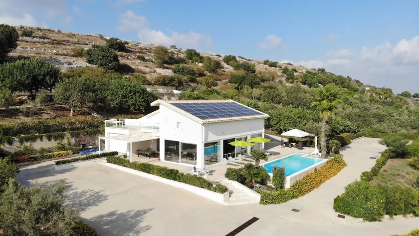Villa Nausica, heated pool, Padel court, view on the sea, wifi free perfect for big group - Image 1