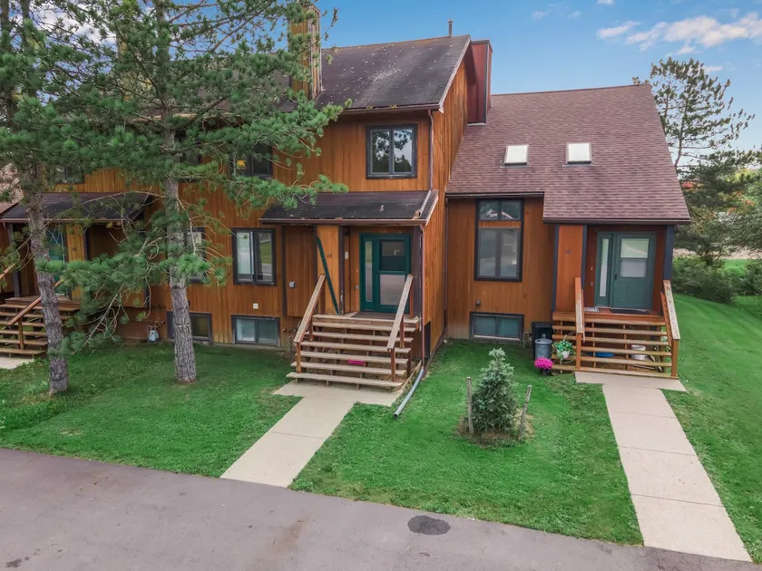 Spacious 4 Bed in heart of Eville, Hot Tub & Park - Image 1