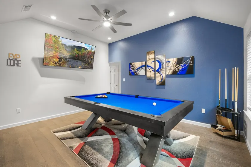Gorgeous Downtown 4 Bedroom - Image 1