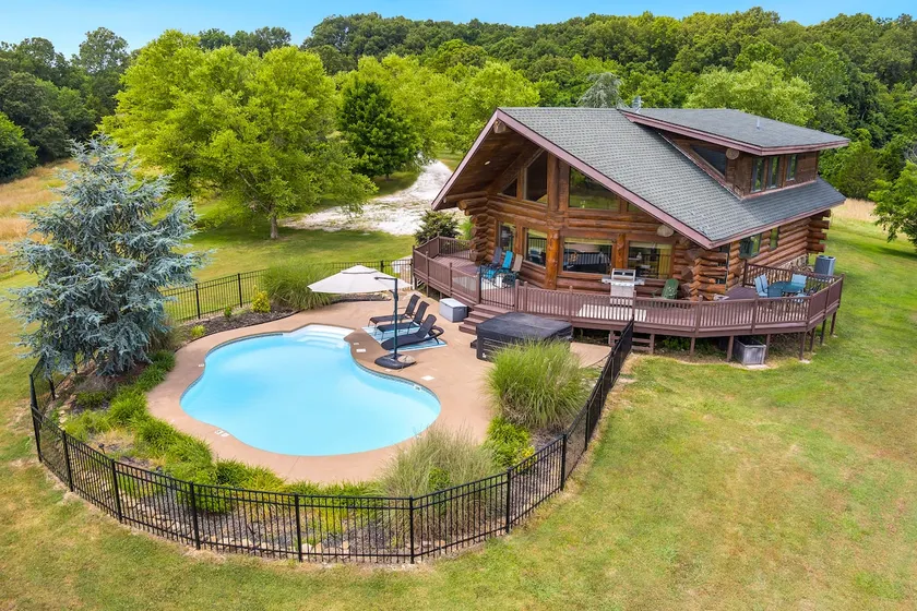 Hardwood Chalet-Pool, Hot tub, fireplace - Image 1