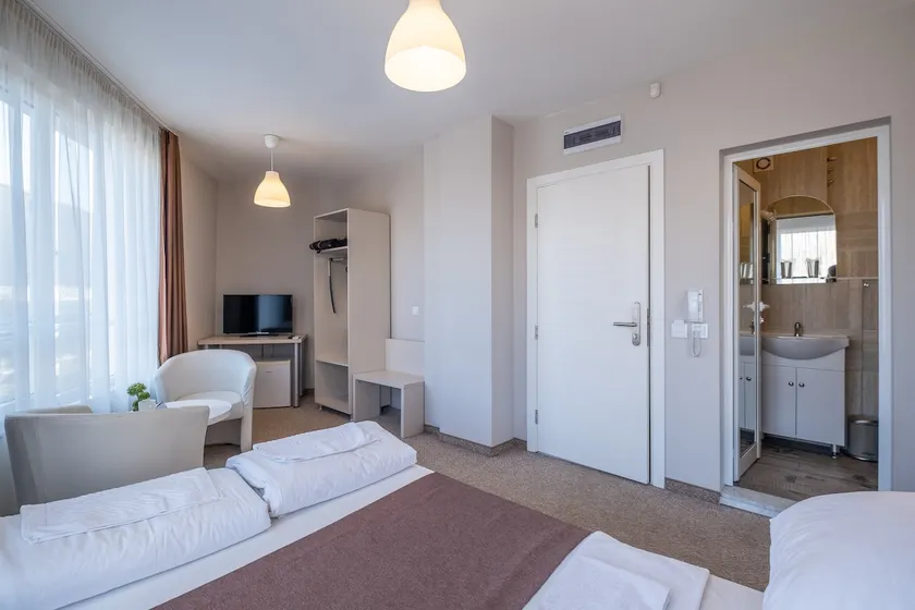 Apartment with a bedroom in Studentski grad - Image 1