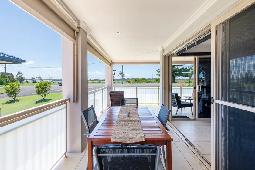 Stylish 3-Bed Townhouse Views of Clarence River - Image 1