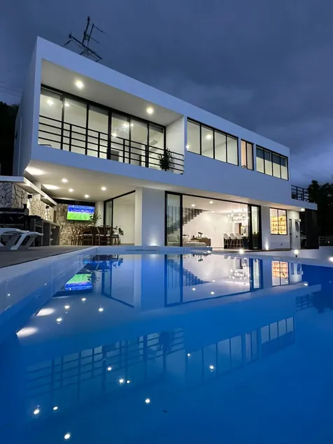 White Swan Villa w/ Ocean Views & Beach Access - Image 1