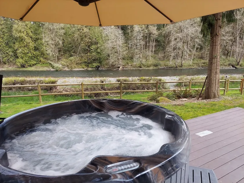 Charlies Riverfront Cottage - Hot tub & Fireplace - Image 1