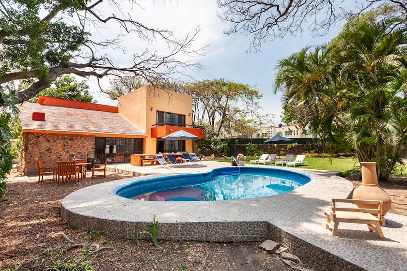 Private home with amazing garden and pool - Image 1