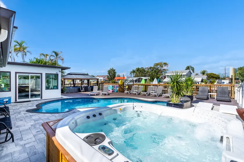 Luxury Waterfront Home DOCK POOL JACUZZI KAYAKS - Image 1