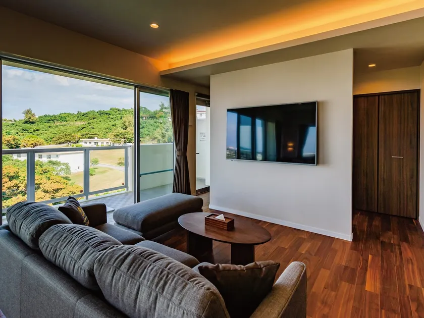 [Maximum 8 people] With a balcony with lighting on two sides! Spacious premium suite overlooking lush hills and Kitaya - Image 1