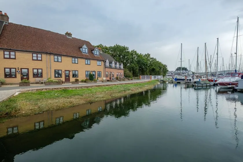 Waterside Cottage 2 Beds, sleeps 4 marina views. - Image 1