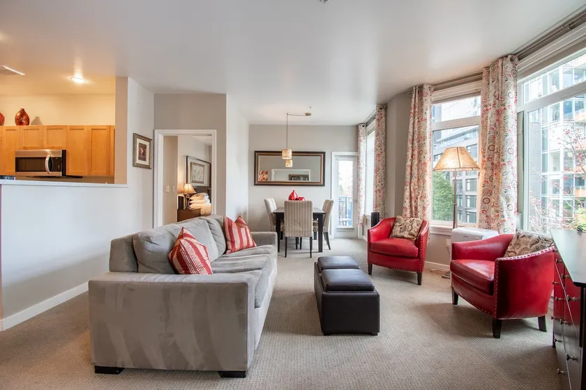 Stunning 2 Bedroom 2 Bath Home in Seattle!⁴ - Image 1