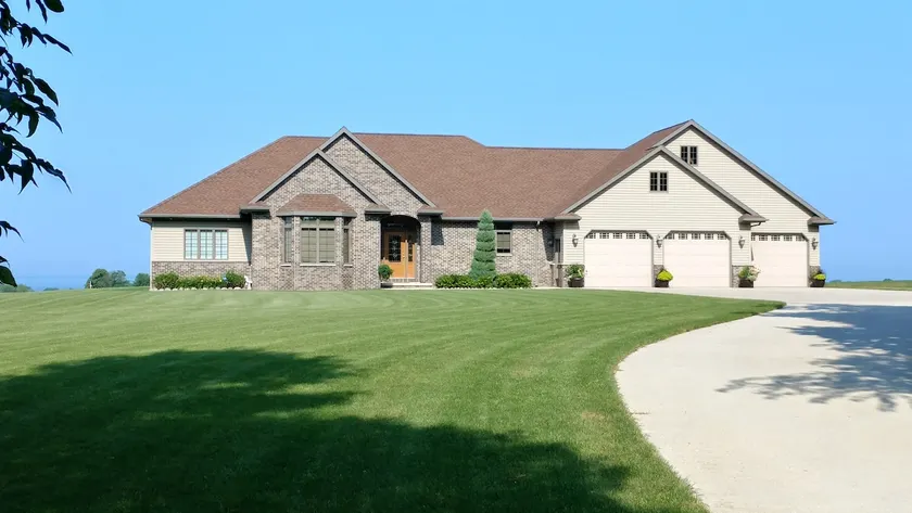Secluded country home over looking lake Winnebago. - Image 1