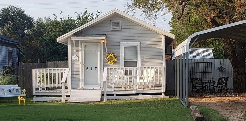 THE COZY COTTAGE, A Great place to hang your hat. - Image 1