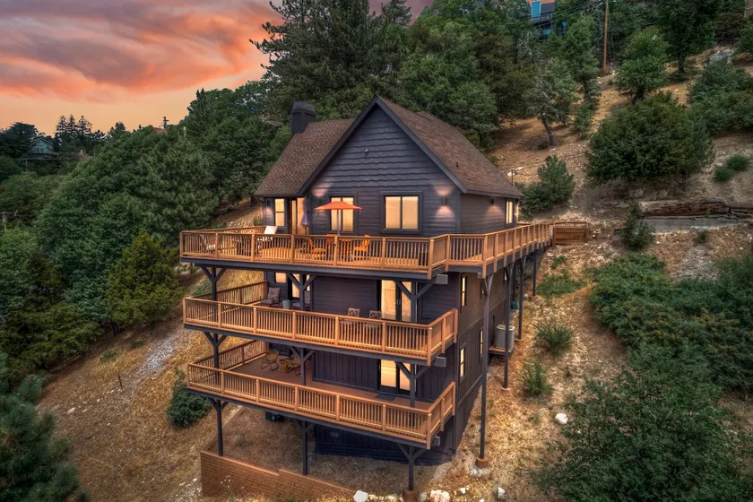 Eagles Peak Modern Lake View Lodge w Pool Table AC - Image 1