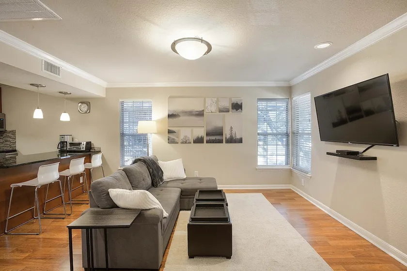 Top floor 1 BR w/King Bed, Desk, and in unit W/D - Image 1