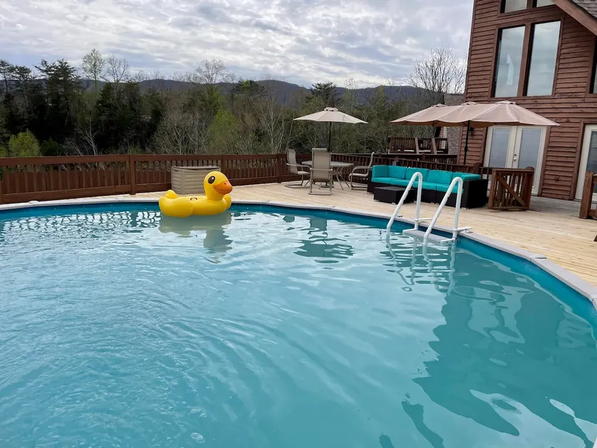Large lake home with room to play. - Image 1
