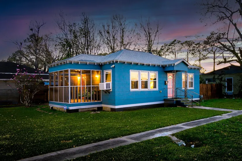 Peaceful 2 Bedroom Bungalow, centrally located. - Image 1