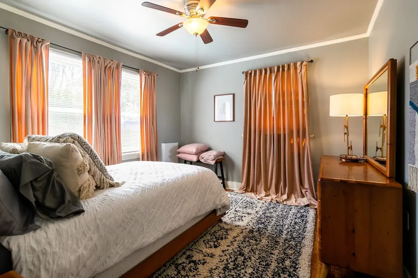Peaceful 2 Bedroom Bungalow, centrally located. - Image 1