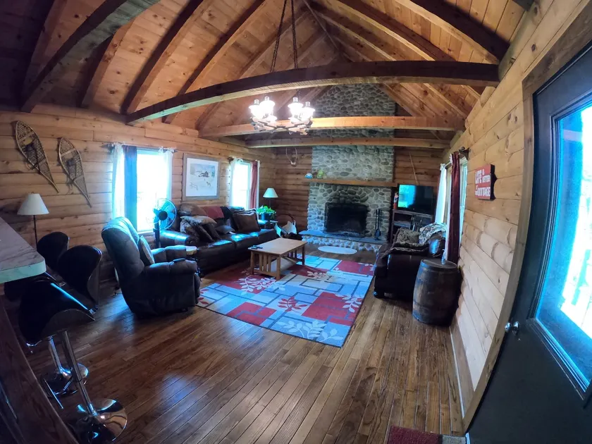 1/2 mile to EVL, Lake, HOT TUB, Pets welcome - Image 1