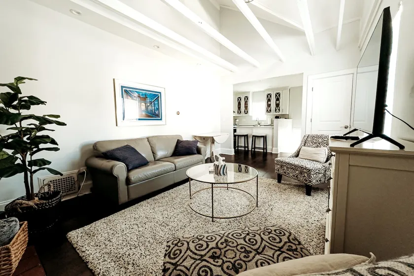 Sophisticated Oakley Living-Walkable to Everything - Image 1
