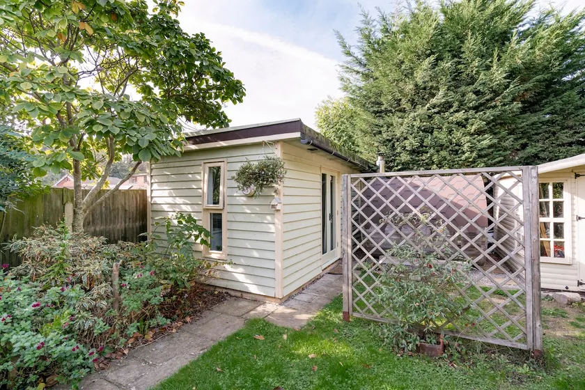 Garden room & en-suite shower with barrel sauna - Image 1